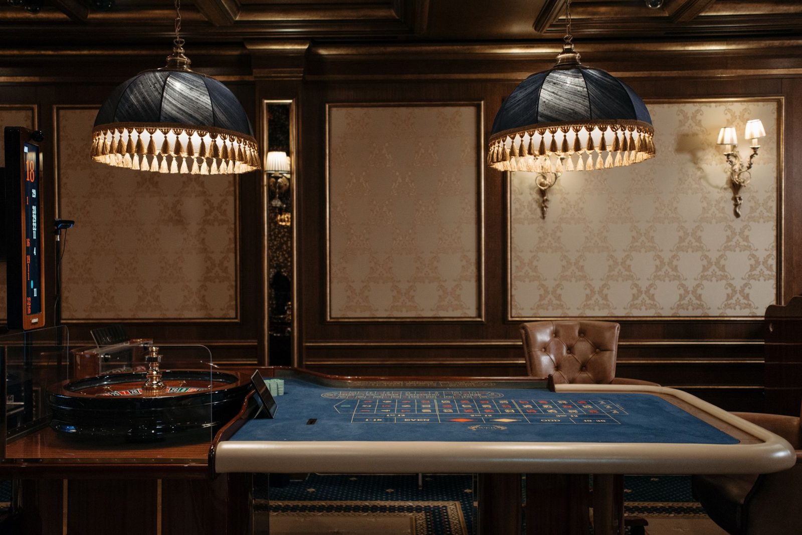 Roulettetisch unter Lampen in einem eleganten Casino