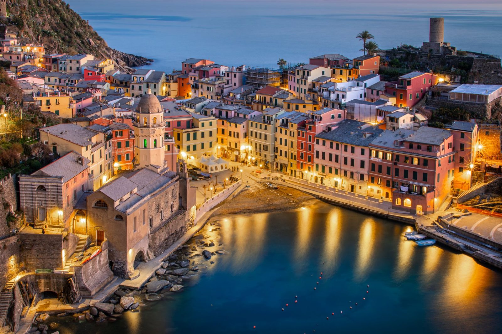 Vernazza sulla costa ligure al crepuscolo