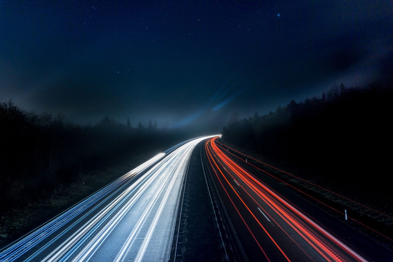 Autobahn bei Nacht mit Lichtspuren
